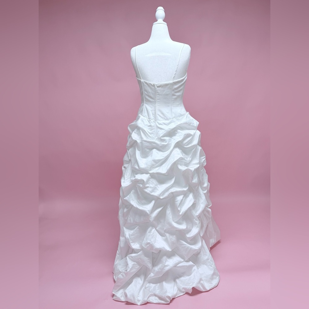 Elegant David’s Bridal White Strapless Gown - Picture 5 of 7